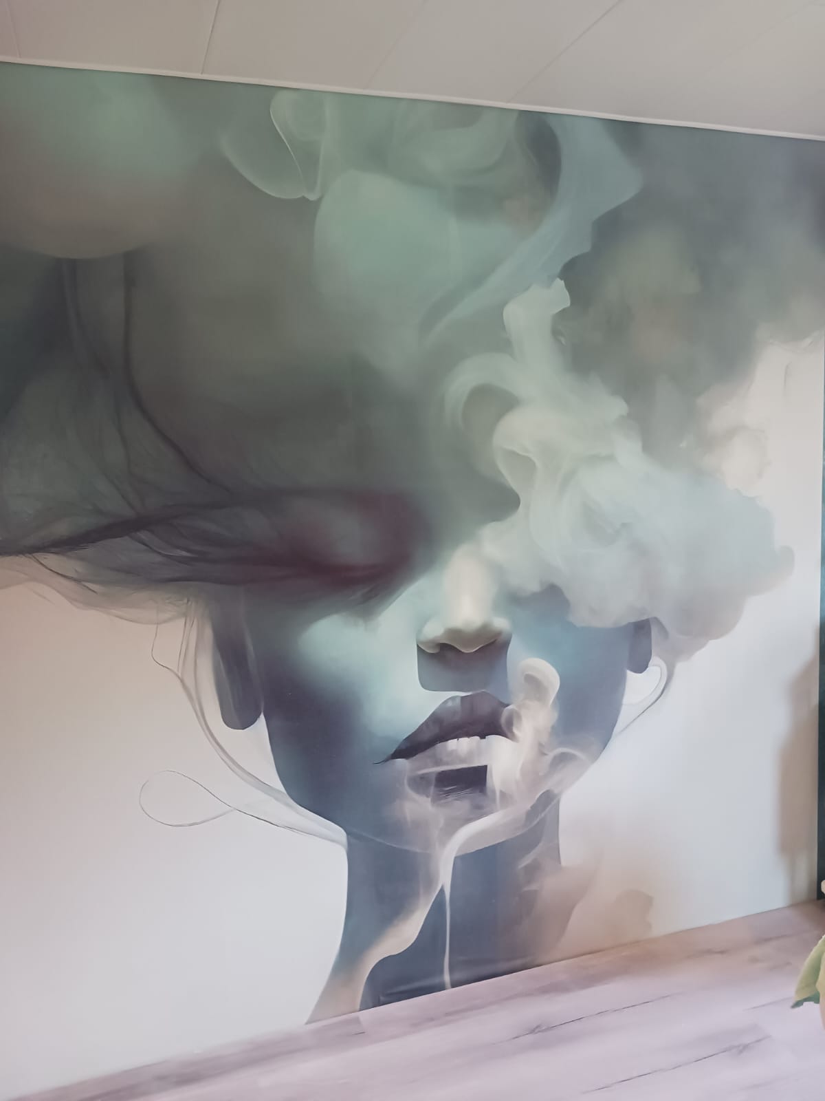 Wandbild in der Praxis — Gesicht, das aus dem Rauch zu sich selbst findet