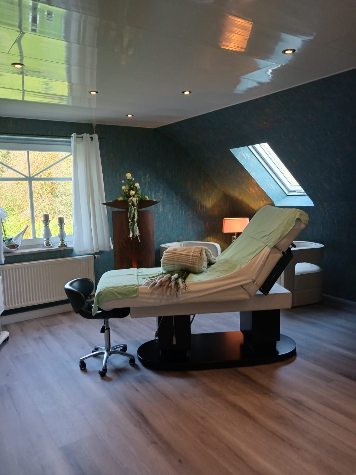 Der Behandlungsraum in der Praxis — ruhig, warm beleuchtet