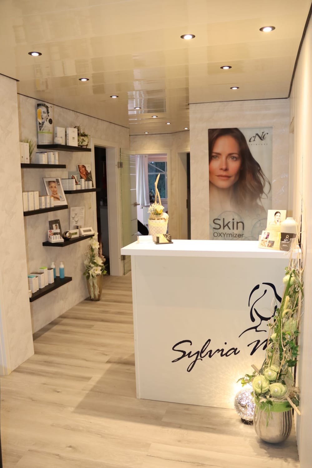 Der Empfangsbereich der Praxis — ruhig, warm, mit der Sylvia-Signatur